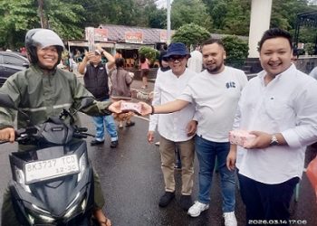 Joshua Siahaan Berbagi Takjil di Kota Pematangsiantar