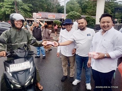 Joshua Siahaan Berbagi Takjil di Kota Pematangsiantar