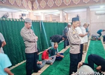 Wakapolsek Siantar Utara IPTU Irpansyah bersama personil beragama Muslim melaksanakan Sholat Isya dan Sholat Tarawih berjamaah di Mesjid Al-Hanif Jalan Ade Irma Suryani