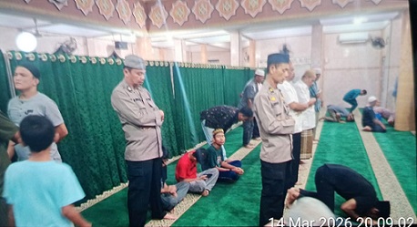 Wakapolsek Siantar Utara IPTU Irpansyah bersama personil beragama Muslim melaksanakan Sholat Isya dan Sholat Tarawih berjamaah di Mesjid Al-Hanif Jalan Ade Irma Suryani