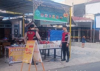 AIPTU Marah Halimsyah Manurung bersama AIPDA Olo Simatupang, AIPDA Erik Lumban Tobing dan BRIGADIR Taufik Sihombing melaksanakan patroli tempat penjuala takjil,