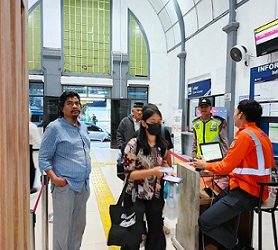 Kanit Intelkam AIPTU M. Ridwan Lubis dan Brigadir Muhammad Arigo SH pengamanan di Stasiun Kereta Api