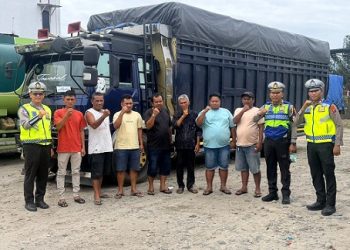 KBO Lantas IPTU Syawaluddin Nasution SH dan Kanit Turjawali IPDA Horas Gabe Tambunan SH saat sosisalisasi SKB kepada pengemudi truk