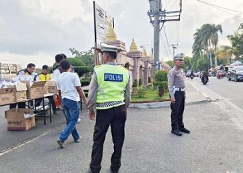 KBO Lantas IPTU Syawaluddin Nasution SH, Kanit Turjawali IPDA Horas Gabe Tambunan SH dan personil saat gatur lalin