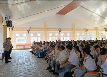 Bhabinkamtibmas AIPDA M.P Simarmata dan AIPDA Roy F. Sidabutar melaksanakan sosialisasi Penerimaan Calon siswa (Casis) Polri Tahun 2026 di SMA Swasta RK Bintang Timur