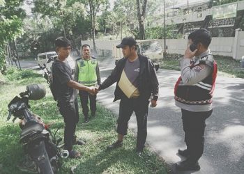 Kapolsek Siantar Martoba AKP Martua Manik SH. MH bersama Kanit Samapta IPTU Ritca Siahaan dan Kanit Propam AIPTU G. B. Jaya Damanik respon cepat Cek TKP dan Mediasi Tabrakan Depan Wisma Tama Jalan SM. Raja