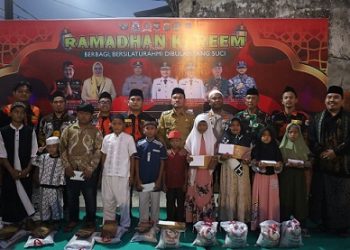Wali Kota Tanjungbalai Mahyaruddin Salim bersama Forkopimda dan Ketua Sapma PP menyerahkan bingkisan dan santunan kepada anak yatim