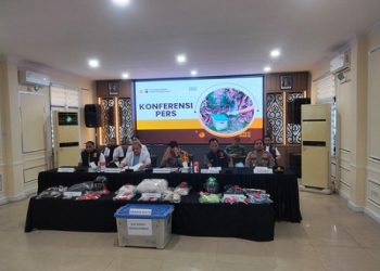 Kapolrestabes Medan Kombes Pol Jean Calvijn Simanjuntak saat paparan pembunuhan wanita ditemukan tewas dengan jasad terbungkus selimut OYO dan dimasukan di dalam box kontainer plastik serra dibuang di Jalan Menteng VII Gang Seroja, Medan Denai. (Foto Ist)