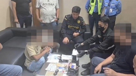 Dua penumpang pesawat asal Aceh yang penyeludupan sabu 2 kg tujuan Lombok yang diamankan di Bandara Kualanamu, Deli Serdang. (Foto Ist)