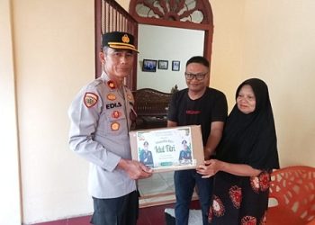 Kabag SDM Kompol HE. Sidauruk, S.H. M.H saat bagikan parcel dan tali asih kepada Purnawirawan Polri