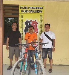 Pelaku Teddy Fradana Purba dan barang bukti dua sepeda gunung diamankan di Polsek Perdagangan