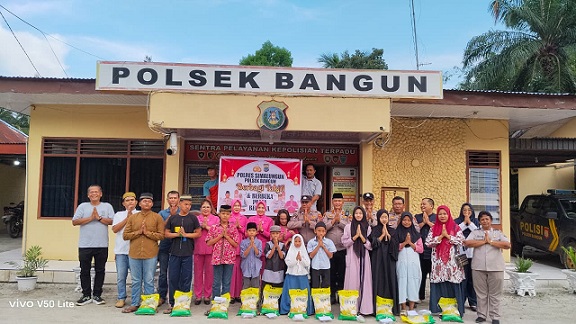 Kapolsek Bangun AKP Hengky B. Siahaan, S.H. M.H Bersama Bhayangkari Ranting Berbagi Takjil, Buka Puasa dan Santuni Anak Yatim dan Kaum Dhuafa
