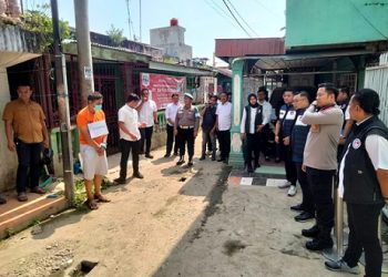 Penyidik Satuan Reserse Narkoba Polrestabes Medan pra rekonstruksi kasus narkotika jenis sabu yamg melibatkan Kepling 19 di Jalan Kolonel Yos Sudarso, Gang Indah, Lingkungan 13, Kelurahan Pulo Brayan Kota, Kecamatan Medan Barat (Foto Ist)