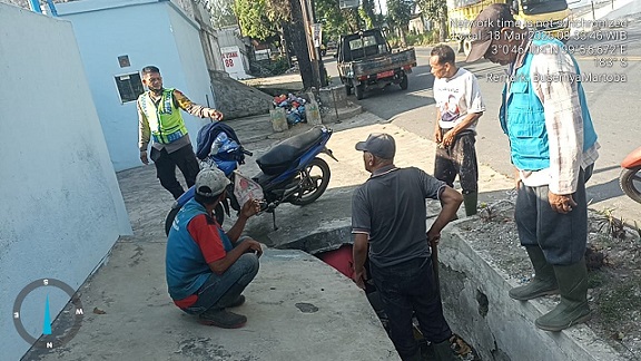 Bhabinkamtibmas Kelurahan Tambun Nabolon AIPTU Jonson Hutahuruk melaksanakan monitoring pemberishan parit di Jalan Medan KM 8