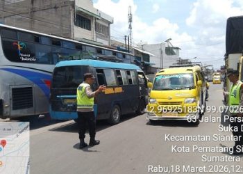 Personil Pos Pam II Parluasan Respon Cepat Urai Kemacetan di Jalan Patuan Nagari