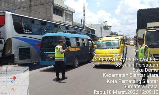Personil Pos Pam II Parluasan Respon Cepat Urai Kemacetan di Jalan Patuan Nagari