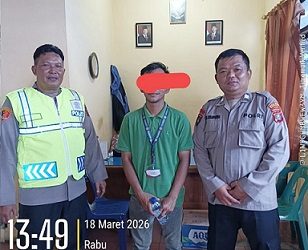 IPTU Ngateman dan Kasub Sektor Pasar Horas AIPTU Edi Syahputra bersama korban di Pos Polisi Pasar Horas