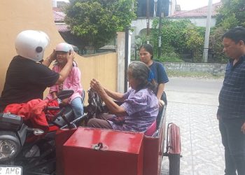 Andrika Julianti Br Batubara, istri Leo Chandra Samosir dan Asima Br Harianja, istri Richard Halomoan Tambunan saat mengenderai becak bertemu Dwi Ngai Sinaga SH MH Ketua DPC Peradi Kota Medan. (Foto Romulo / jurnalx.co.id)