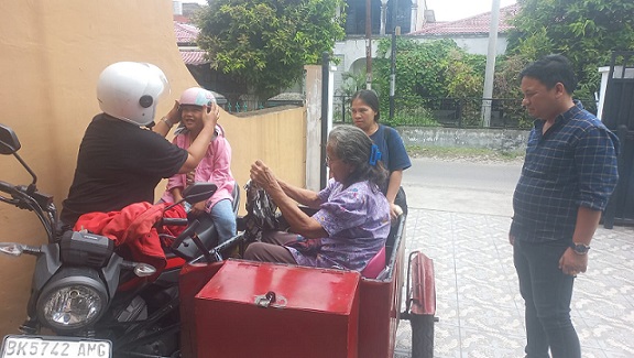 Andrika Julianti Br Batubara, istri Leo Chandra Samosir dan Asima Br Harianja, istri Richard Halomoan Tambunan saat mengenderai becak bertemu Dwi Ngai Sinaga SH MH Ketua DPC Peradi Kota Medan. (Foto Romulo / jurnalx.co.id)