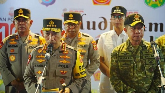 Kapolri Jenderal Listyo Sigit Prabowo memimpin langsung pengamanan malam takbiran Idulfitri 2026 dari Pos Terpadu Lapangan Merdeka Polrestabes Medan (Foto Ist)
