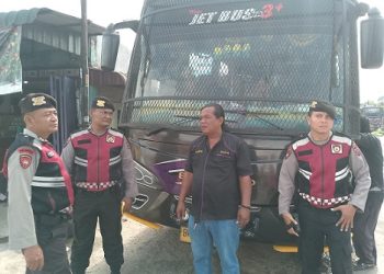 Personil piket Sat Samapta saat patroli di Loket Bus Eldivo