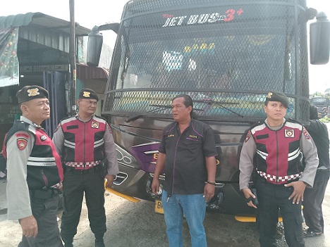 Personil piket Sat Samapta saat patroli di Loket Bus Eldivo
