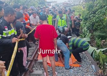Jenajah korban S boru D saat dievakuasi Personil Polsek Siantar Timur dipimpin Kanit Intelkam IPDA Saiful Bahri dan Inafis dari TKP untuk dibawa ke ruangan jenajah RSUD dr Djasamen Saragih