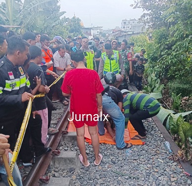 Jenajah korban S boru D saat dievakuasi Personil Polsek Siantar Timur dipimpin Kanit Intelkam IPDA Saiful Bahri dan Inafis dari TKP untuk dibawa ke ruangan jenajah RSUD dr Djasamen Saragih