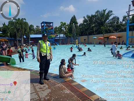 Bhabinkamtibmas Polsek Siantar Martoba Patroli dan Monitoring di Objek Wisata Kolam renang Martoba Water Park