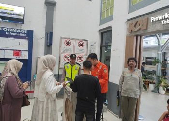 Kanit Intelkam AIPTU M. Ridwan Lubis dan Brigadir Muhammad Arigo SH melaksanakan pengamanan arus balik Perayaan Idul Fitri 1447 H di Stasiun Kereta Api PT KAI, Jalan WR Supratman