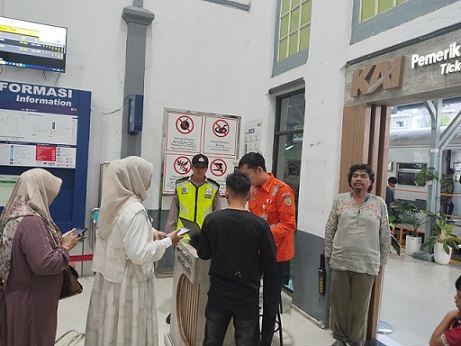Kanit Intelkam AIPTU M. Ridwan Lubis dan Brigadir Muhammad Arigo SH melaksanakan pengamanan arus balik Perayaan Idul Fitri 1447 H di Stasiun Kereta Api PT KAI, Jalan WR Supratman