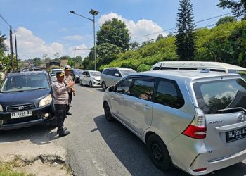 Kapolres Simalungun KBP Marganda Aritonang, S.H., S.I.K., M.M., Pimpin Urai Arus Balik Lebaran di Jalur Lintas Toba- Parapat 