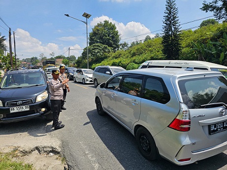 Kapolres Simalungun KBP Marganda Aritonang, S.H., S.I.K., M.M., Pimpin Urai Arus Balik Lebaran di Jalur Lintas Toba- Parapat
