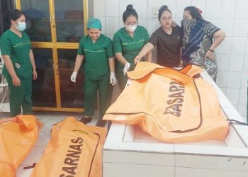 Jenajah supir mobil kijang super, Su serta dua penumpangnya JM dan YHP saat diruangan jenajah RSUD dr Djasamen Saragih Kota Pematangsiantar