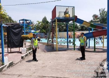 piket Bhabinkamtibmas AIPTU J. Butar Butar dan BRIPKA Nurdiansyah melaksanakan pengamanan dan monitoring di objek wisata Martoba Water Park