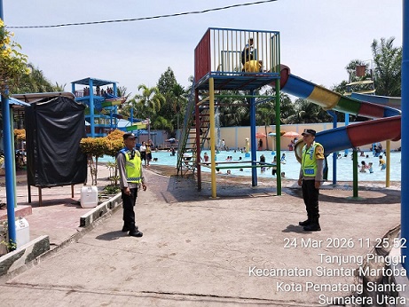 piket Bhabinkamtibmas AIPTU J. Butar Butar dan BRIPKA Nurdiansyah melaksanakan pengamanan dan monitoring di objek wisata Martoba Water Park