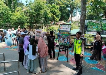 Kanit Intelkam Aiptu M. R Lubis dan Brigadir M. Arigo SH pengamanan dan monitoring di Objek Wisata Taman Hewan