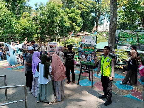 Kanit Intelkam Aiptu M. R Lubis dan Brigadir M. Arigo SH pengamanan dan monitoring di Objek Wisata Taman Hewan