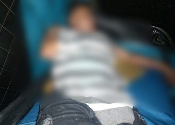 Jenajah korban saat ditemukan di jok depan truknya