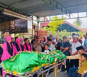 Personel Polsek Tiga Balata Melayat ke Rumah Duka Almarhumah Tuti Andayani