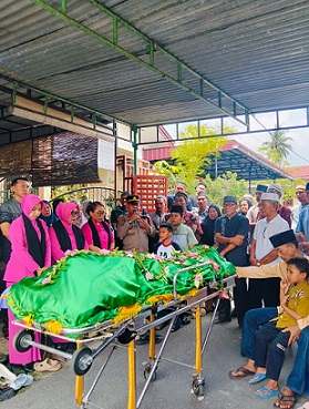 Personel Polsek Tiga Balata Melayat ke Rumah Duka Almarhumah Tuti Andayani