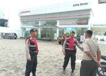 Personil Sat Samapta saat patroli di Dealer Mobil Arista Siantar