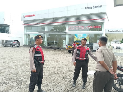 Personil Sat Samapta saat patroli di Dealer Mobil Arista Siantar