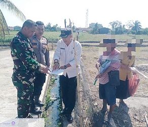 Bhabinkamtibmas Kelurahan Marihat Jaya AIPDA Erick F. Marbun selesaikan masalah saluran parit warga dengan problem solving