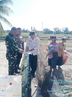 Bhabinkamtibmas Kelurahan Marihat Jaya AIPDA Erick F. Marbun selesaikan masalah saluran parit warga dengan problem solving