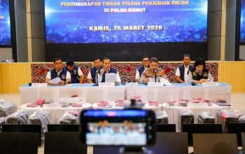 Dirresiber Polda Sumut Kombes Pol Dr. Bayu Wicaksono saat paparan judi online (judol) yang digerebek di apartemen The Royal Condominium, Jalan Palang Merah, Kesawan, Medan. (Foto Ist)