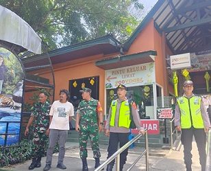 Kapolsek Siantar Barat IPTU Raja Kaya Haloho SH. MH didampingi Kanit Intelkam AIPTU M.R Lubis dan Brigadir M. Arigo SH saat pengamanan di Taman Hewan.