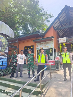 Kapolsek Siantar Barat IPTU Raja Kaya Haloho SH. MH didampingi Kanit Intelkam AIPTU M.R Lubis dan Brigadir M. Arigo SH saat pengamanan di Taman Hewan.