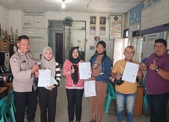 Bhabinkamtibmas Kelurahan Tambun Nabolon Aiptu J. Hutauruk menghadiri pendistribusian surat undangan penerima Bansos kepada warga