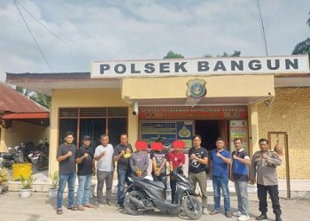 Ketiga pelaku curanmor diapit Kanit Reskrim IPDA B. Situngkir SH dan Tim Opsnal 